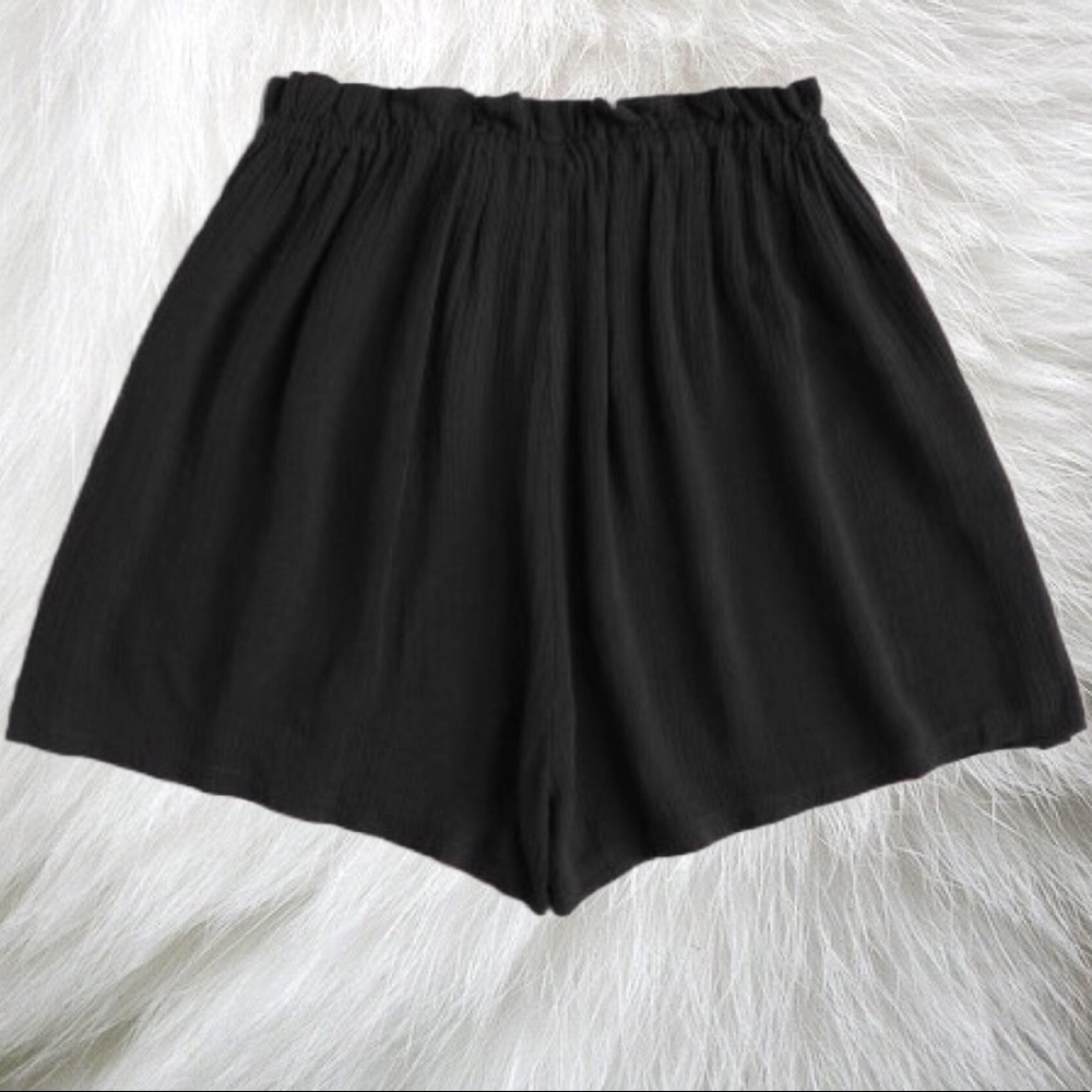 ‘Rae’ Black Crinkle Shorts - Picture 2 of 4